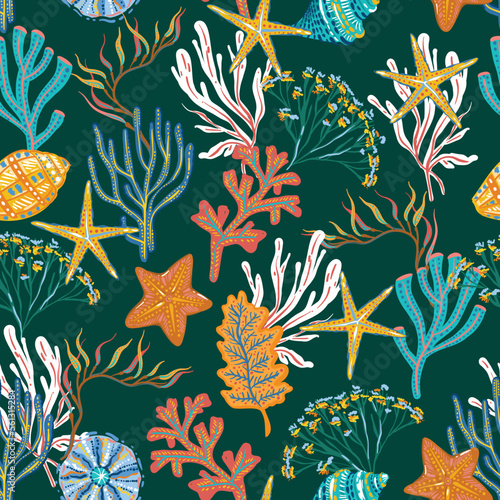 Beautiful seashells, corals and starfishes Seamless pattern
