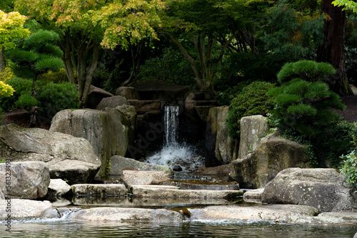 Obraz na płótnie Japanischer Garten in Hamburg 2022
Wasserfall - Kaskade im Park. w salonie