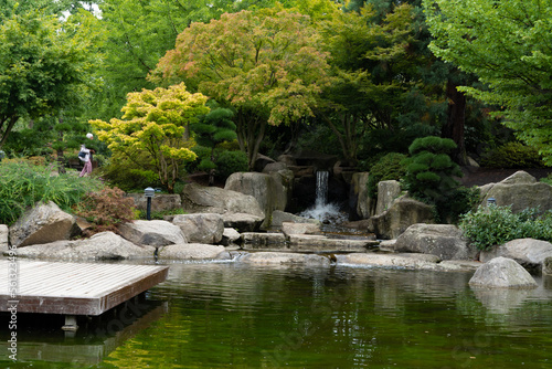 Obraz na płótnie Japanischer Garten in Hamburg 2022
Wasserfall - Kaskade im Park. w salonie