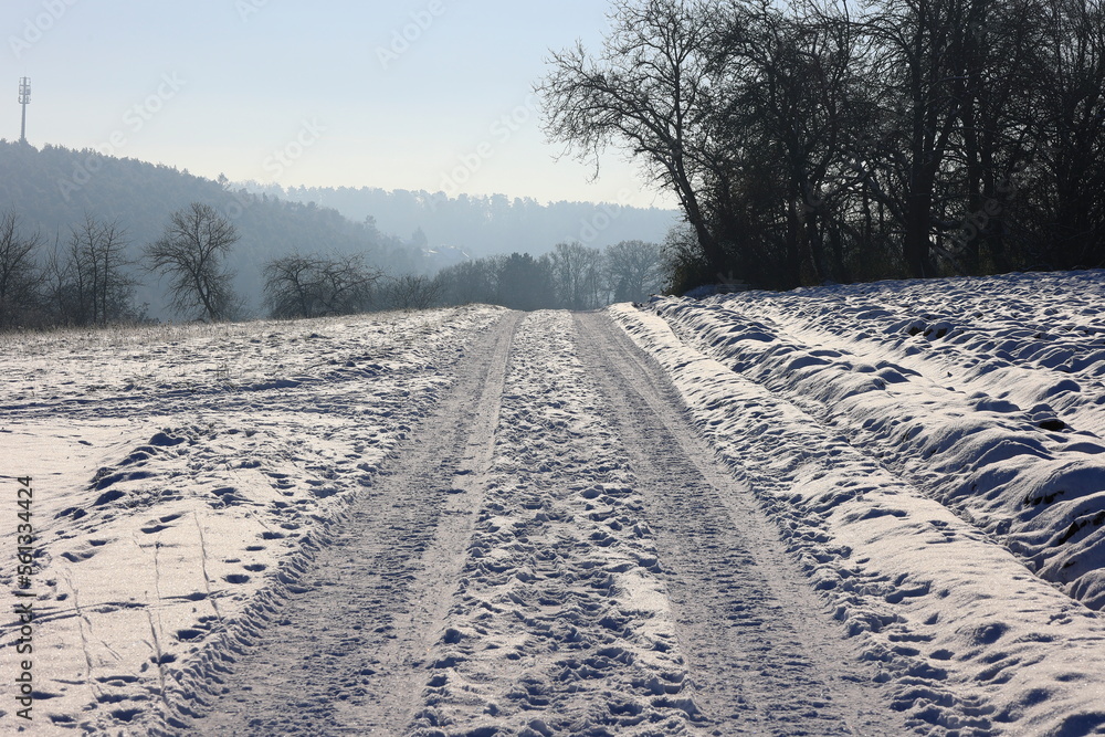 Fahrspuren auf einem Feldweg im Heckengäu bei Weissach im Winter Fahrspuren auf einem Feldweg im Heckengäu bei Weissach im Winter