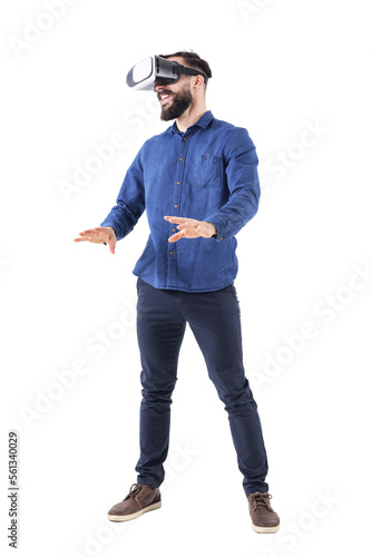 Foto Excited young business man watching vr glasses laughing and gesturing with hands