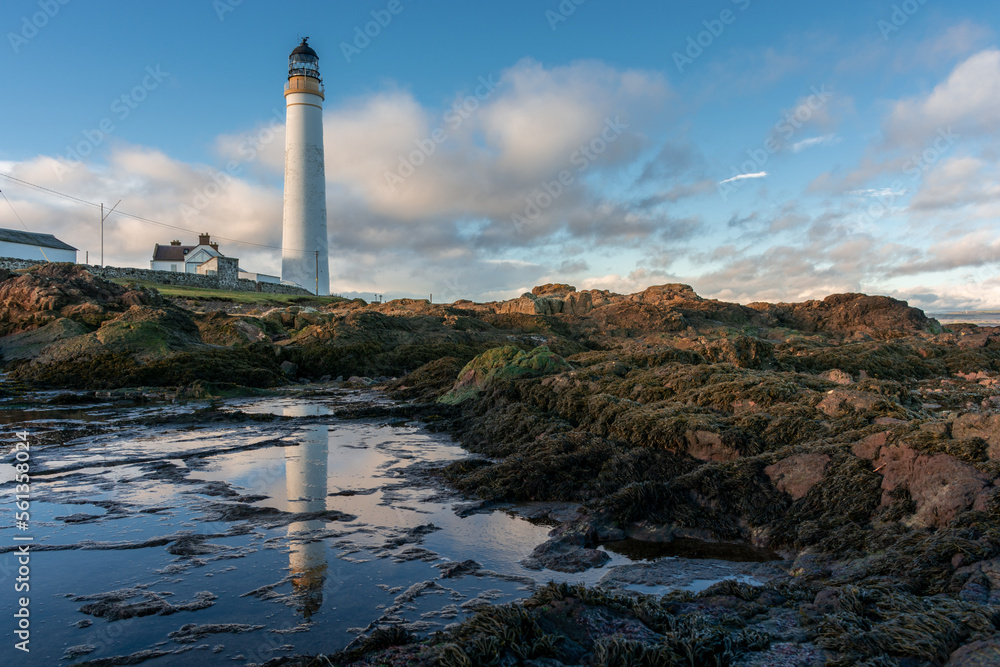 Obraz premium Lighthouse on the coast of the North Sea in Scotland against a dramatic sky