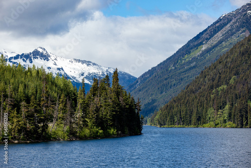 Beauitful lake, foret and mountain scene, British columbia, Canada