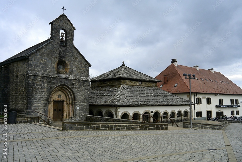 Fototapeta premium Peregrinación a Santiago de Compostela en primavera con buen tiempo. Camino de Santiago, Camino Francés, primera etapa desde Roncesvalles. 