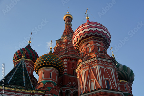 Obraz na płótnie Saint Basil Cathedral on the Red Square in Moscow. Blue sky background. w salonie