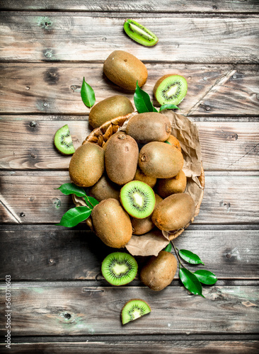 Fresh kiwi with leaves in the basket.