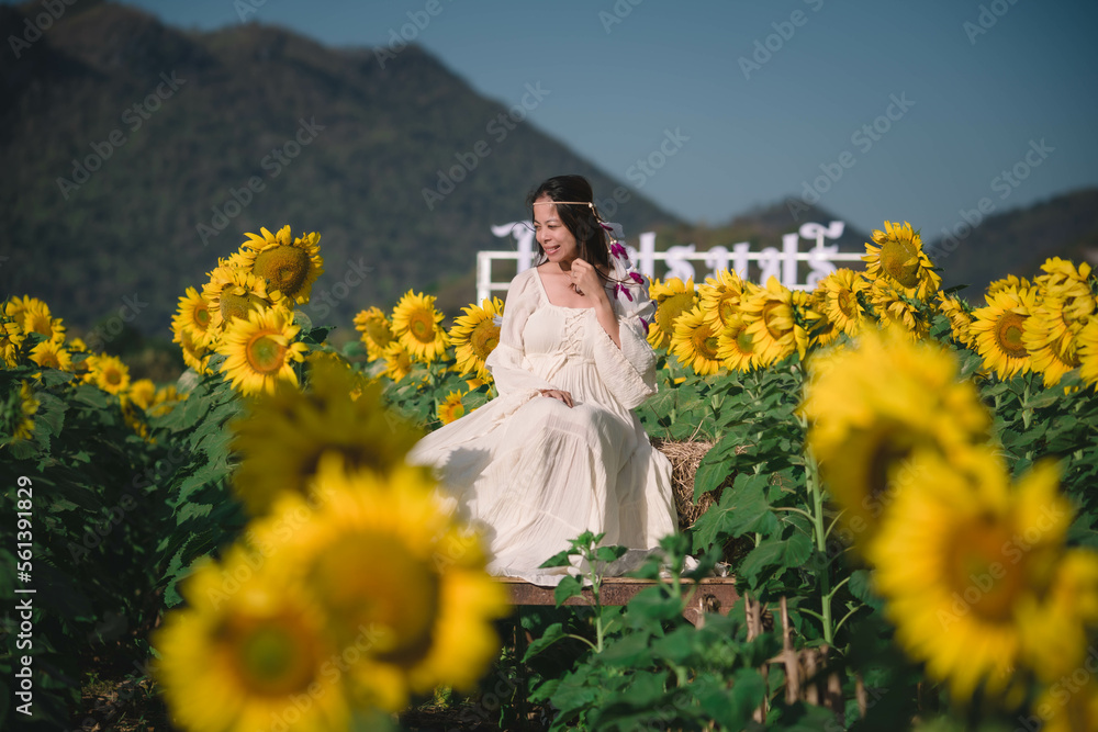 women  in the sunflower field