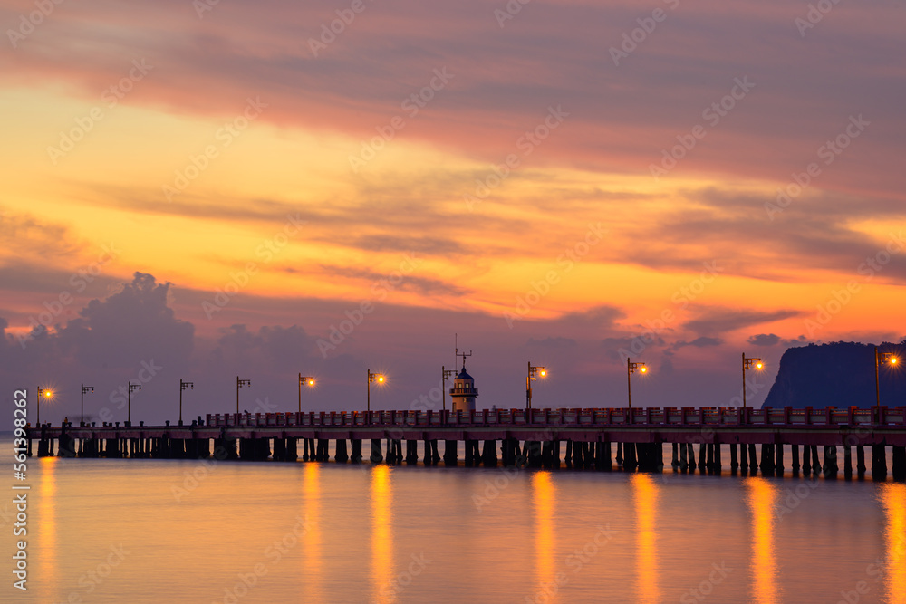 Obraz premium sunset over the pier
