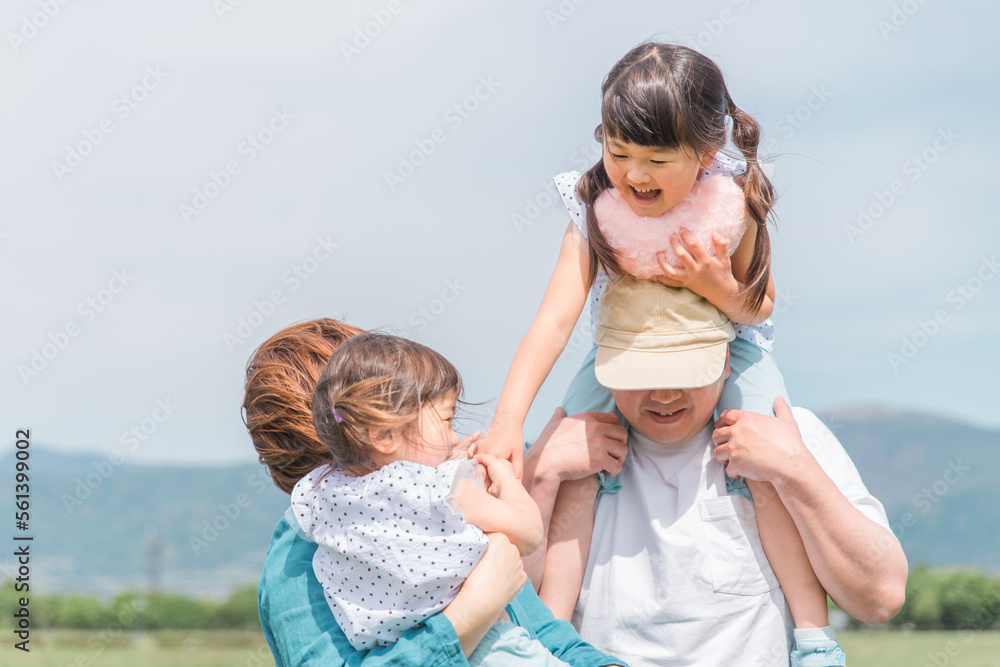 Fototapeta premium 春・夏に公園・草原を歩く家族・ファミリー(子供・両親・移住・田舎暮らし・抱っこ)