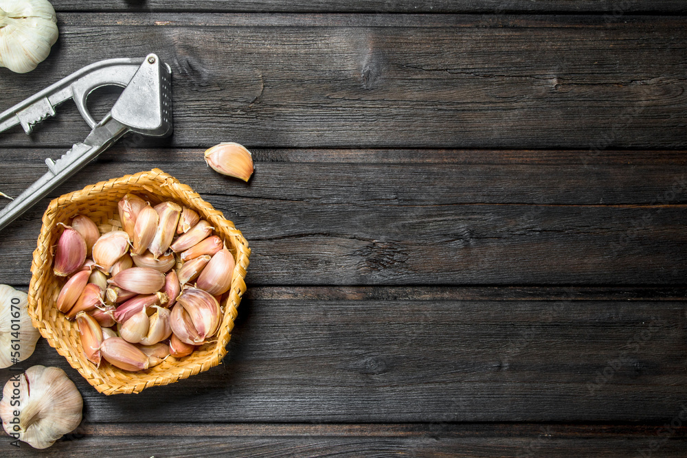 The slices of garlic in the basket. The slices of garlic in the basket.