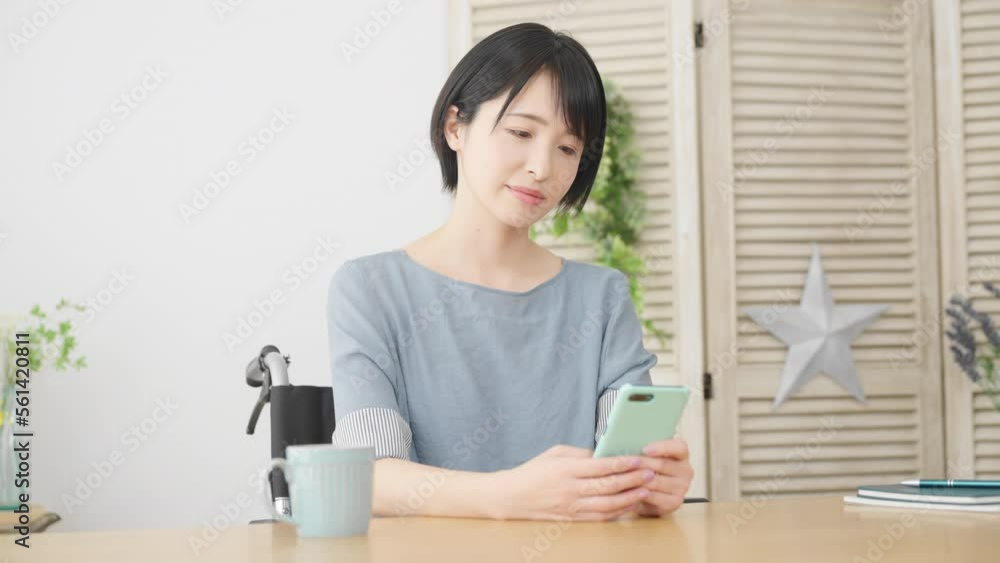 車椅子に座りながらスマートフォンを操作する若い女性 多様性社会イメージ
車椅子に座りながらスマートフォンを操作する若い女性 多様性社会イメージ