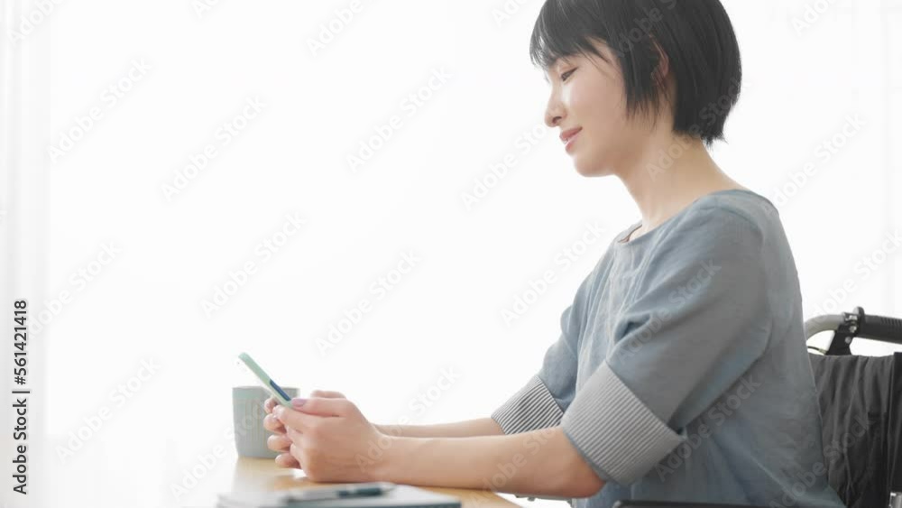 車椅子に座りながらスマートフォンを操作する若い女性 多様性社会イメージ
車椅子に座りながらスマートフォンを操作する若い女性 多様性社会イメージ