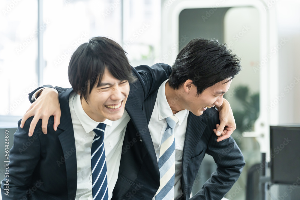 肩を組む日本人ビジネスマン