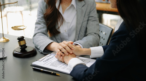 Foto Judge gavel with scales of justice, Business and lawyer or counselor consulting