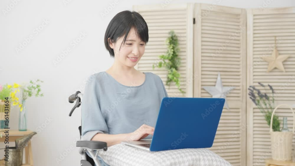 車椅子でノートパソコンを使う若い女性 多様性社会イメージ 車椅子でノートパソコンを使う若い女性 多様性社会イメージ