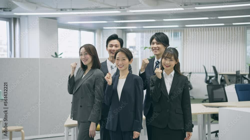 オフィスでガッツポーズする人々