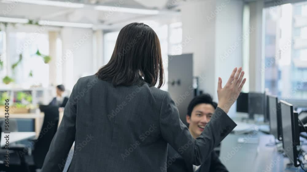 オフィスを歩く女性会社員 オフィスを歩く女性会社員