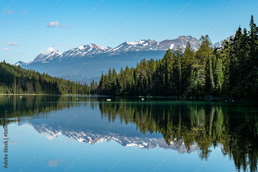湖面に映る山々