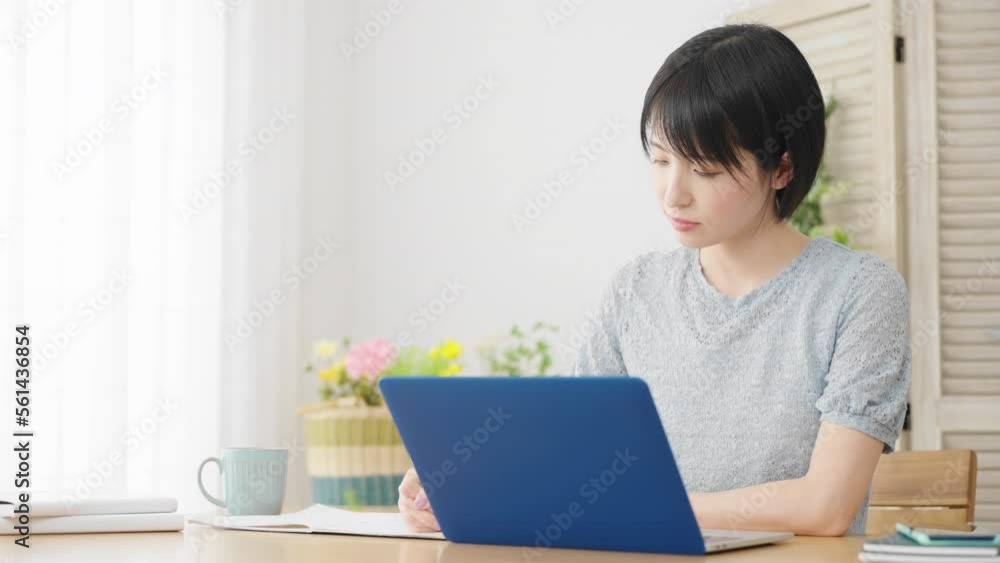 ノートパソコンでオンライン講座を受ける若い女性 ノートパソコンでオンライン講座を受ける若い女性