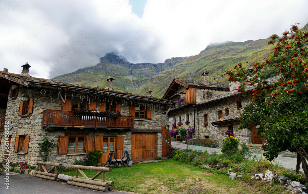 Houses in Bonneval-sur-Arc with the Vanoise massif in the background (Haute-Maurienne)