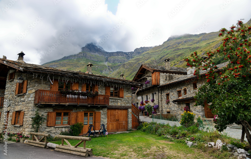 Fototapeta premium Houses in Bonneval-sur-Arc with the Vanoise massif in the background (Haute-Maurienne)