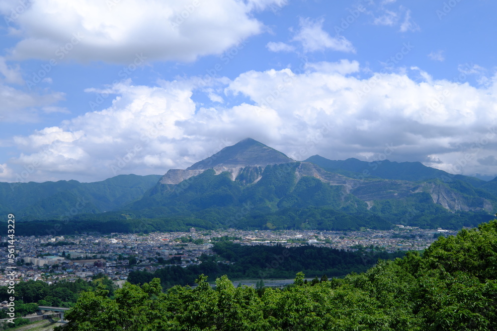 武甲山と秩父市の風景