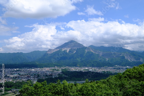 武甲山と秩父市の風景