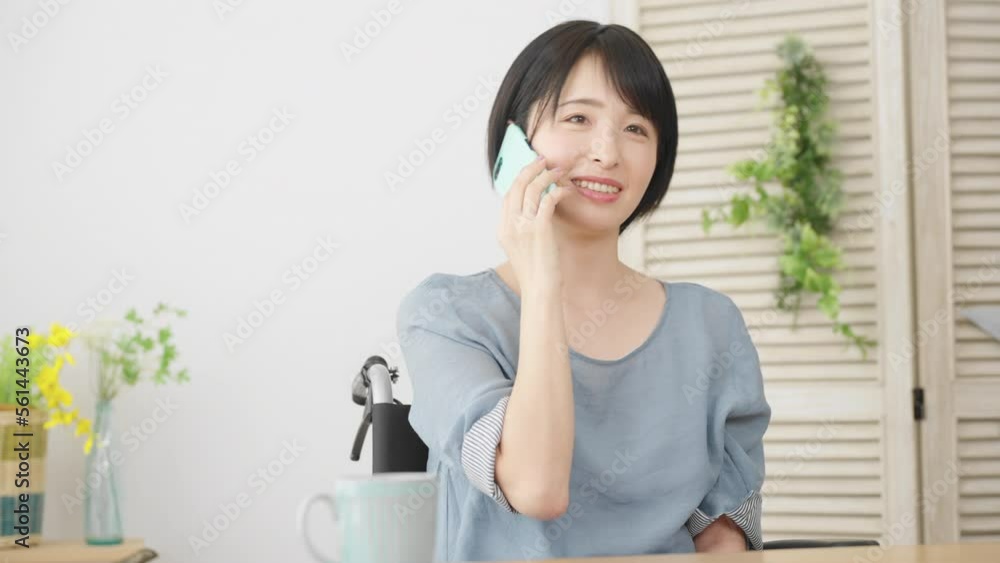車椅子に座りながら電話をする若い女性 多様性社会イメージ
車椅子に座りながら電話をする若い女性 多様性社会イメージ