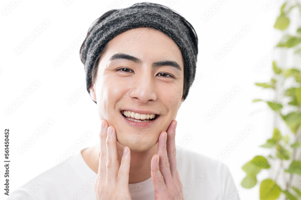 へアバンドをした男性のとても使いやすい美容イメージ　カメラ目線　アップ