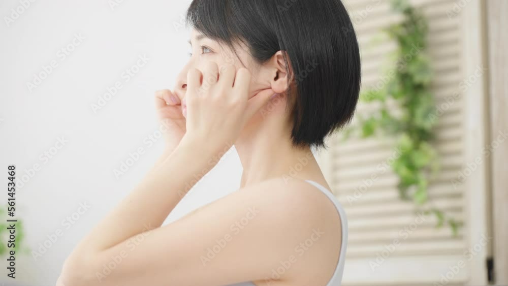 あごのセルフマッサージをする若い女性 美容イメージ
あごのセルフマッサージをする若い女性 美容イメージ