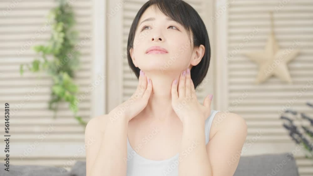 首筋のセルフマッサージをする若い女性 美容イメージ
首筋のセルフマッサージをする若い女性 美容イメージ