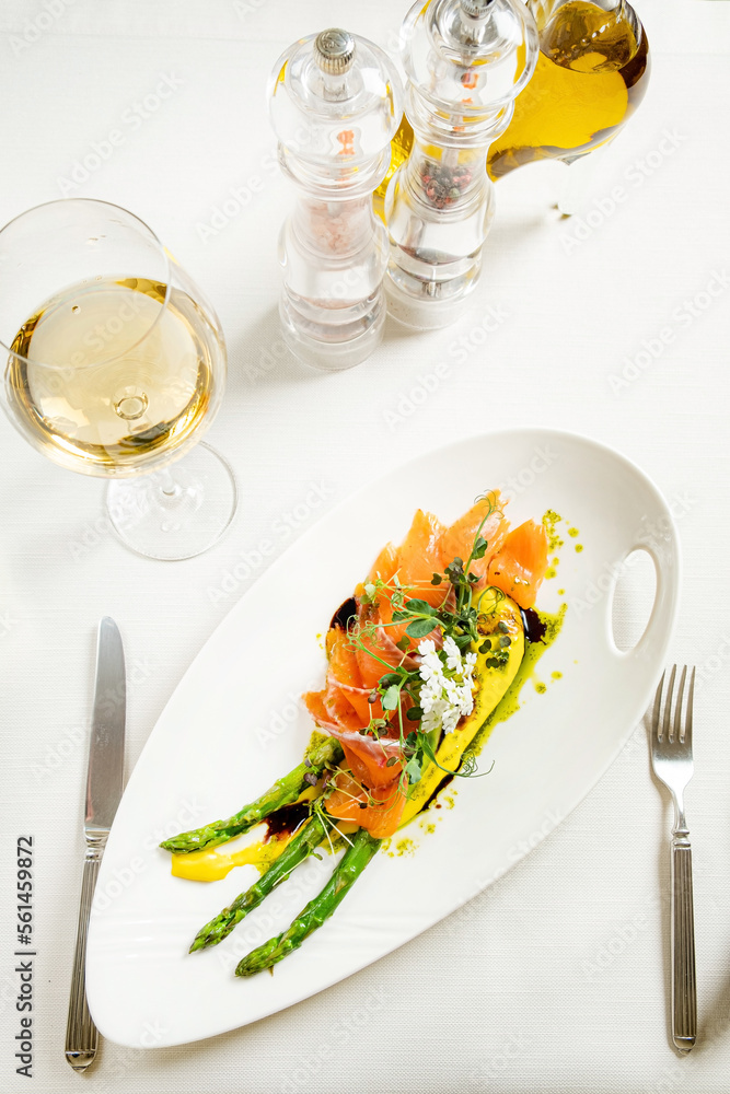 asparagus with poached egg and salmon