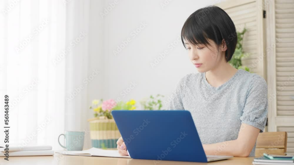ノートパソコンでオンライン講座を受ける若い女性 ノートパソコンでオンライン講座を受ける若い女性