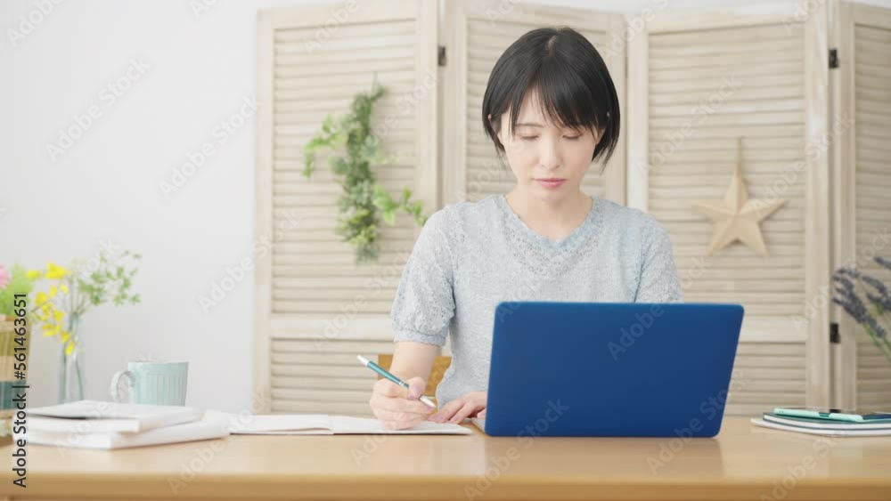 ノートパソコンでオンライン講座を受ける若い女性
ノートパソコンでオンライン講座を受ける若い女性