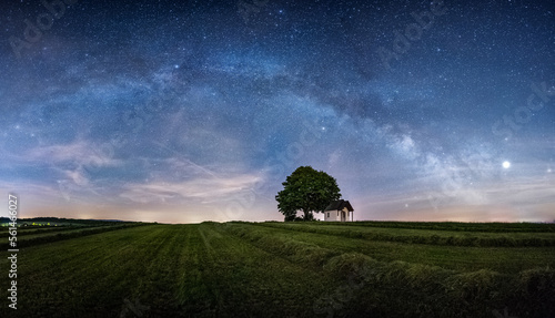 Sternenhimmel über Feld mit Kapelle und Baum in der Oberpfalz in Bayern.