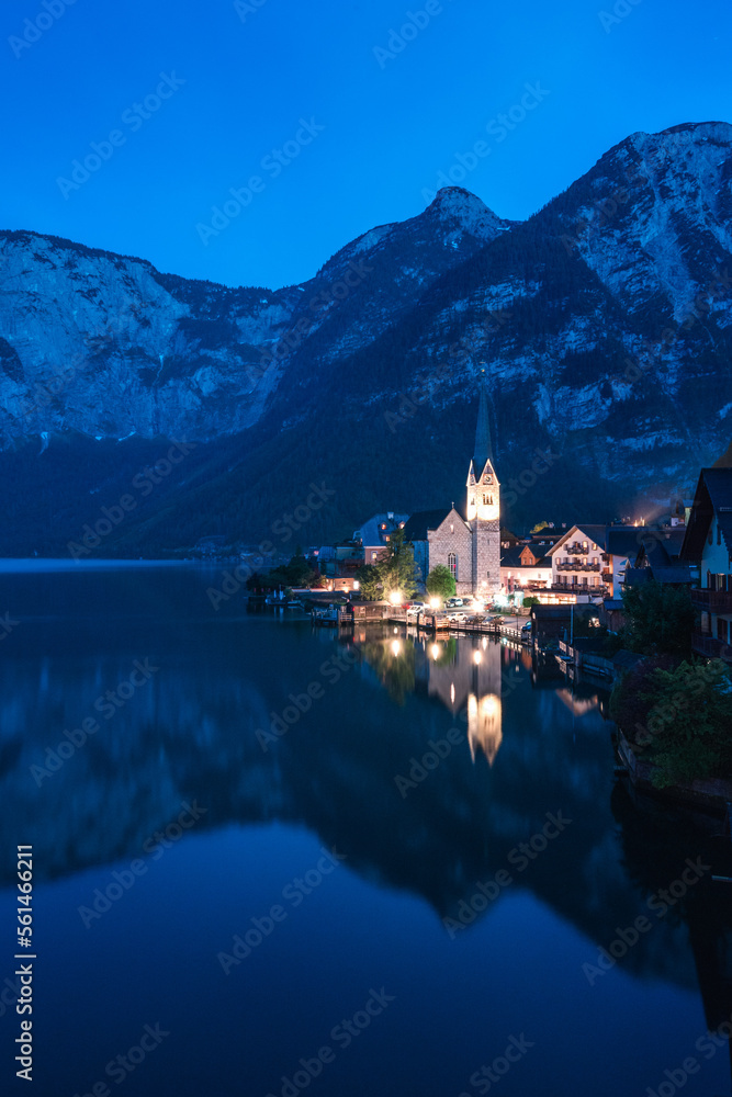 Blaue Stunde mit beleuchtetem Hallstatt in Österreich.