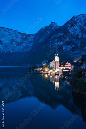 Blaue Stunde mit beleuchtetem Hallstatt in Österreich.