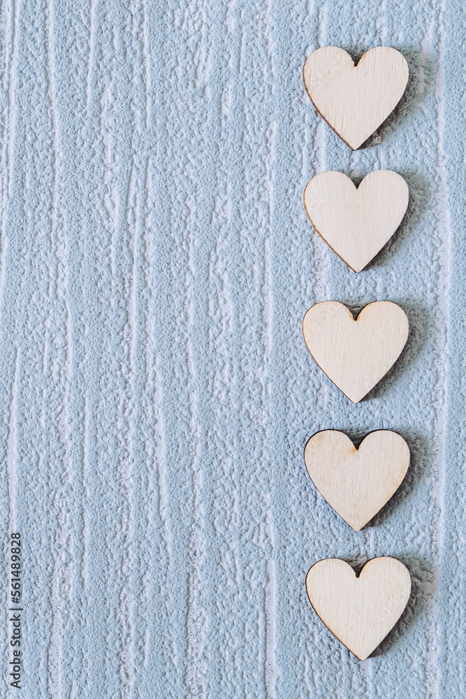 Coeur en bois sur un fond vide tapisserie rétro
