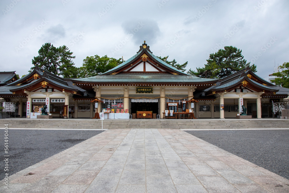雨の日の広島護国神社の本殿