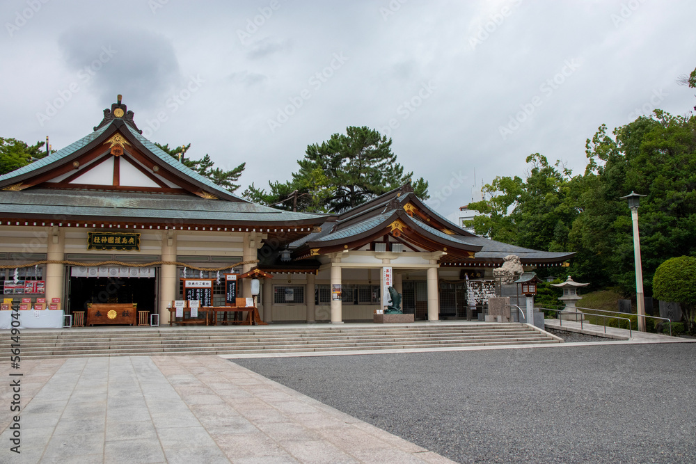 雨の日の広島護国神社の本殿
