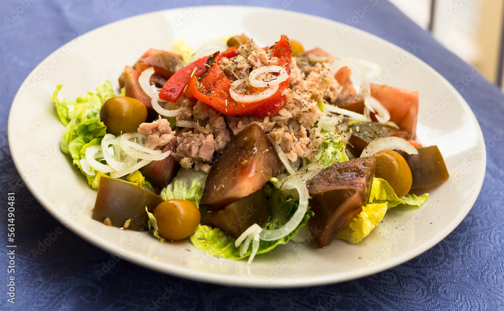 mediterranean vegetable salad with tuna