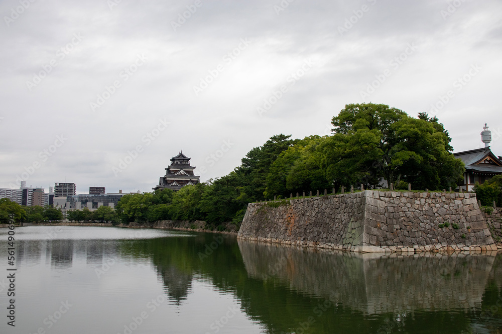 Fototapeta premium 雨の日の広島城
