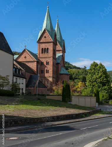 Ehemalige Benediktinerabteikirche, und jetzige Kath. Pfarrkirche St. Michael und St. Gertraud in der Gemeinde Neustadt am Main, Landkreis Main-Spessart, Unterfranken, Bayern, Deutschland.