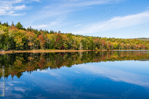 Fototapeta Naklejka Na Ścianę i Meble -  Chasing Fall foliage and reflections along the 