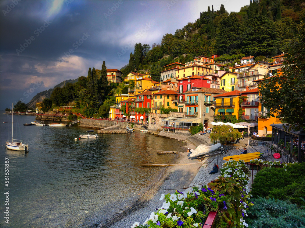 Obraz premium Varenna waterfront with flowers and boats