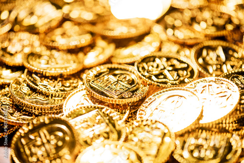 ギラギラと輝く大量の金貨のイメージ