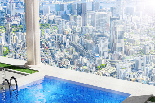 東京の都市風景とプール付きホテル Resort hotel with private pool