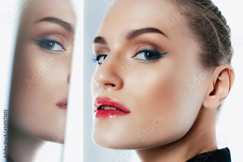 фотографія Portrait of businesslike white woman with reflection in mirror