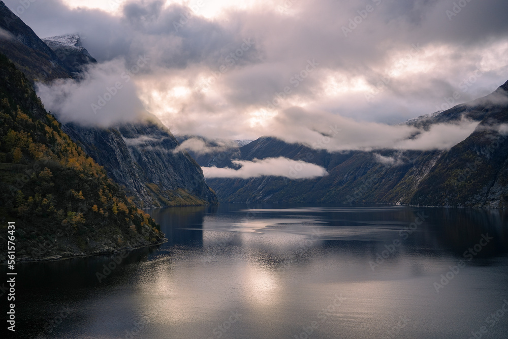 Morgenstimmung bei der Einfahrt in den Geiranger Fjord