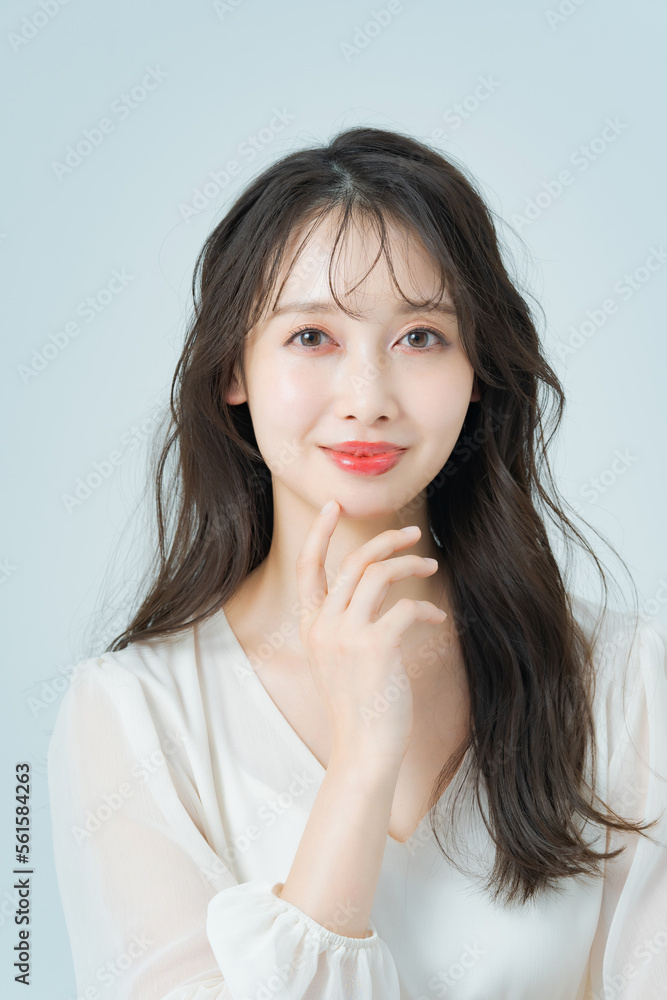 メイクアップしたロングヘアーの女性 